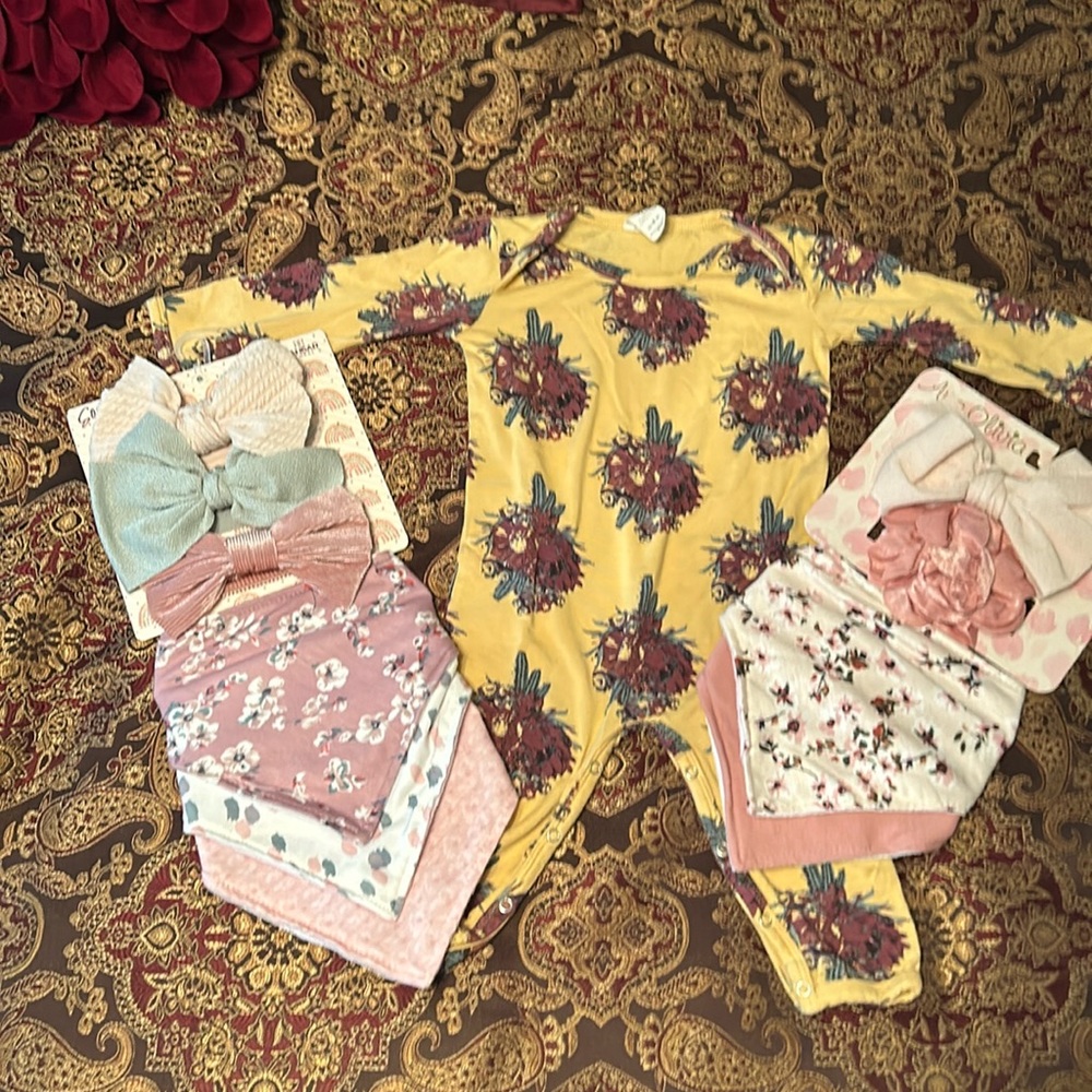 NWT Kate Quinn sleeper and hair bows/bibs